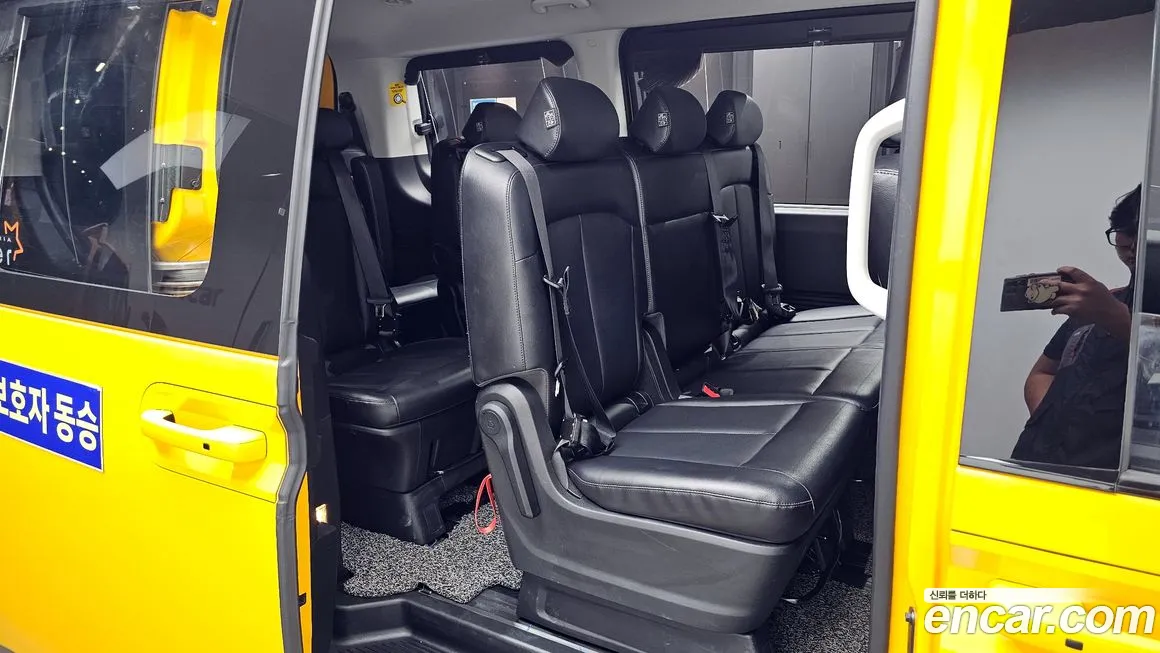 Hyundai Staria 2023 Желтый из Кореи, фото 3