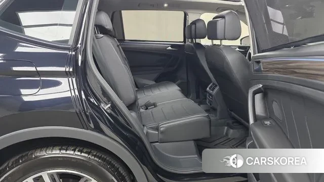 Volkswagen Tiguan Allspace 2023 Черный из Кореи, фото 3