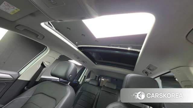 Volkswagen Tiguan Allspace 2023 Белый из Кореи, фото 3