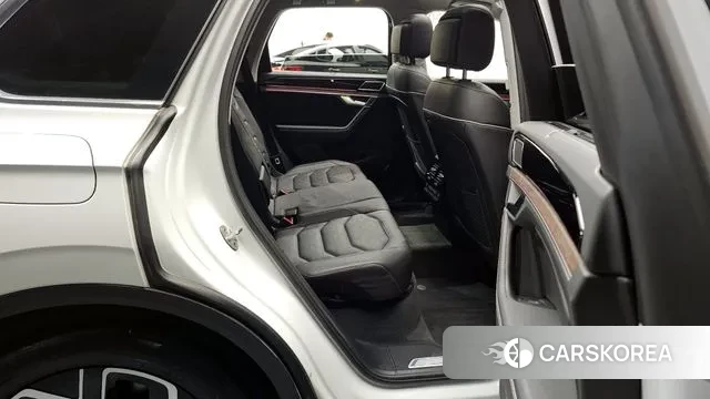 Volkswagen Touareg 3rd generation 2024 Белый из Кореи, фото 3