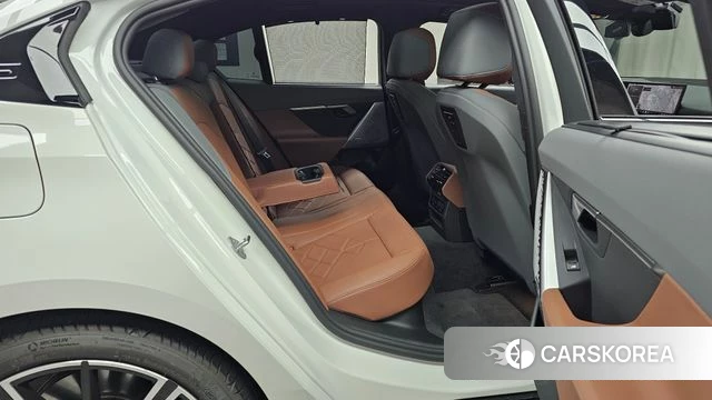 BMW 5 Series (G60) 2024 Белый из Кореи, фото 3