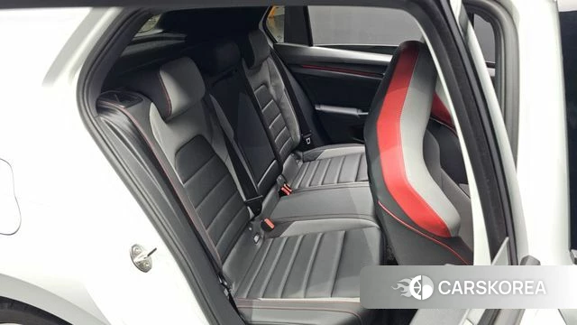 Volkswagen Golf 8th Generation 2024 Белый из Кореи, фото 3