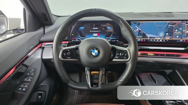 BMW 5 Series (G60) 2023 Белый из Кореи, фото 3