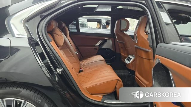 BMW 7 Series (G70) 2023 Черный из Кореи, фото 3