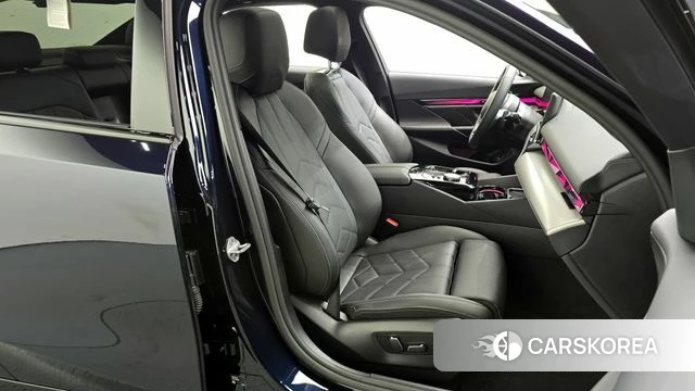 BMW 5 Series (G60) 2025 Черный из Кореи, фото 3