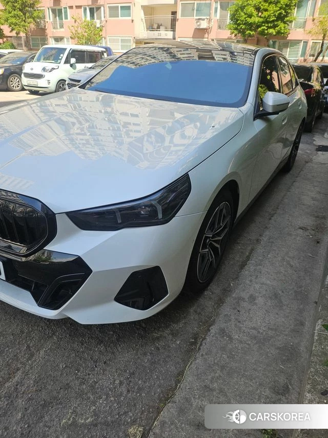 BMW 5 Series (G60) 2025 Белый из Кореи, фото 3