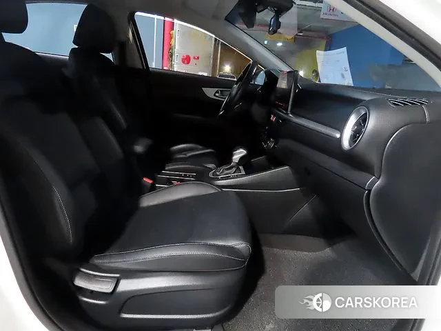 Kia The New K3 2nd generation 2021 Белый из Кореи, фото 3