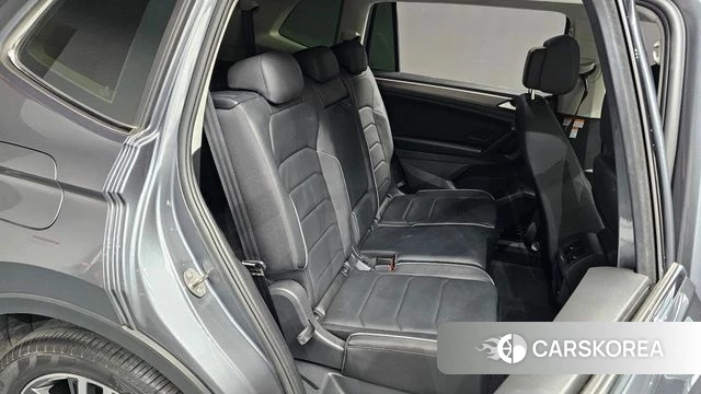 Volkswagen Tiguan Allspace 2023 Серый из Кореи, фото 3