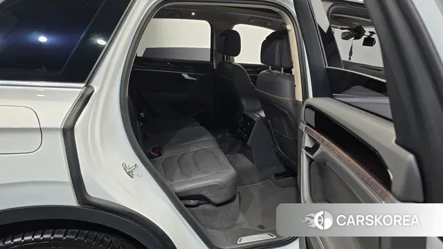 Volkswagen Touareg 3rd generation 2023 Белый из Кореи, фото 3