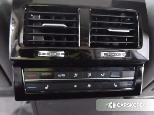 Volkswagen Touareg 3rd generation 2020 Белый из Кореи, фото 3