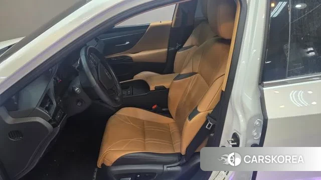 Lexus ES300h 7th generation 2022 Белый из Кореи, фото 3