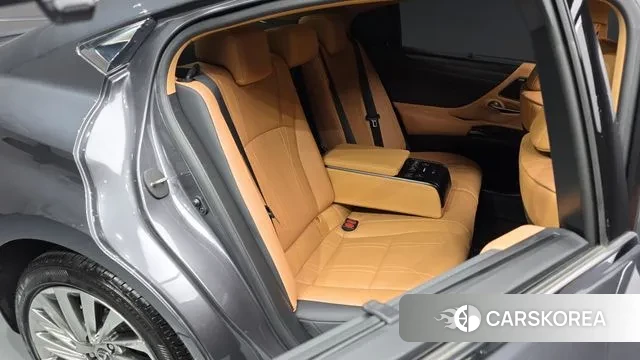 Lexus ES300h 7th generation 2023 Серый из Кореи, фото 3