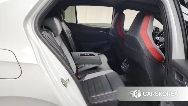 Volkswagen Golf 8th Generation 2023 Белый из Кореи, фото 3