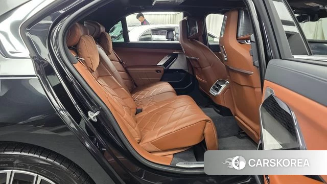 BMW 7 Series (G70) 2023 Серебряный двухцветный из Кореи, фото 3