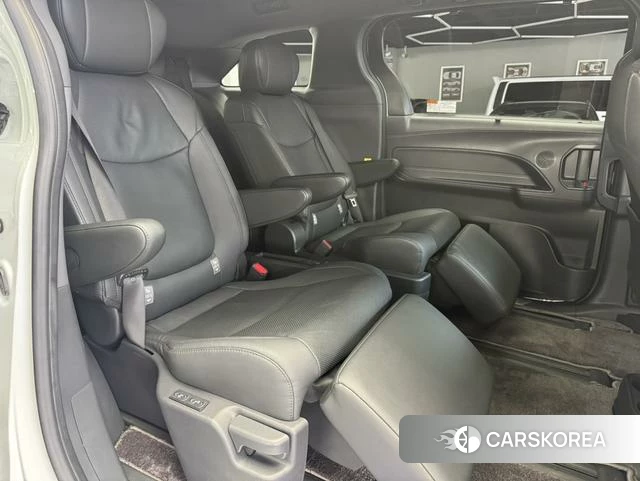 Toyota Saina 2023 Белый из Китая, фото 3