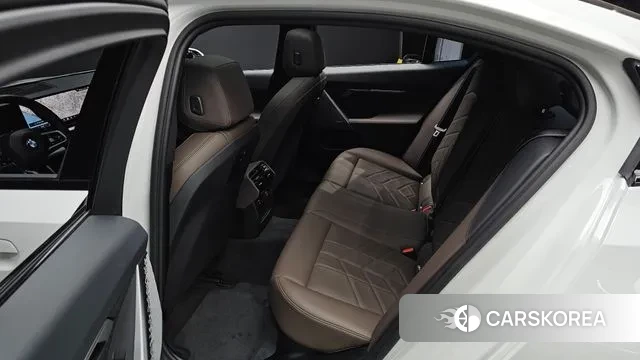 BMW 5 Series (G60) 2024 Белый из Кореи, фото 3