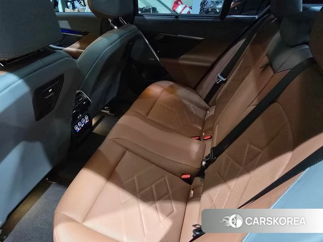 BMW 5 Series (G60) 2025 Серебристо-серый из Кореи, фото 3