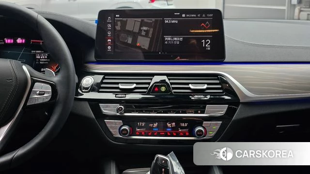 BMW 5 Series (G30) 2023 Белый из Кореи, фото 3
