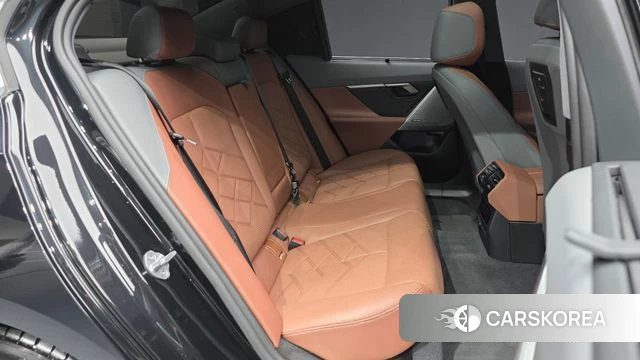 BMW 5 Series (G60) 2023 Черный из Кореи, фото 3