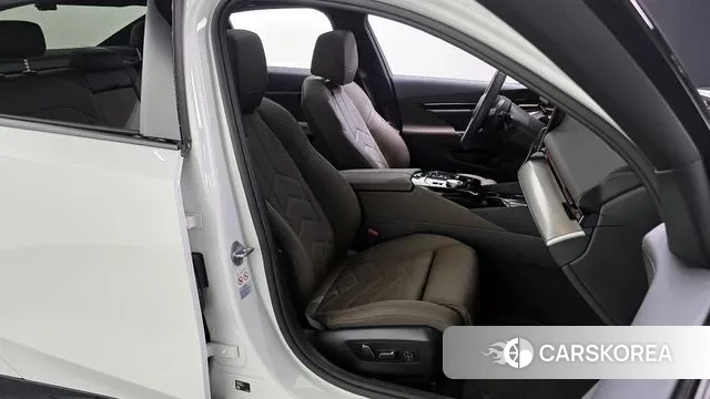 BMW 5 Series (G60) 2024 Белый из Кореи, фото 3