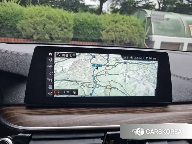 BMW 5 Series (G30) 2018 Белый из Кореи, фото 3