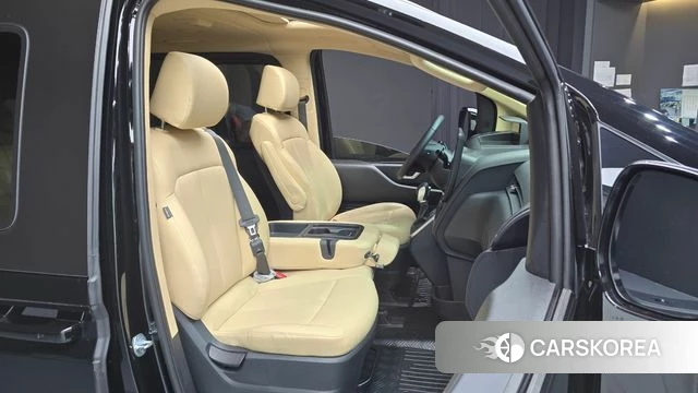 Hyundai Staria 2023 Черный из Кореи, фото 3