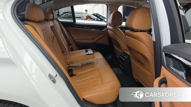 BMW 5 Series (G30) 2018 Белый из Кореи, фото 3