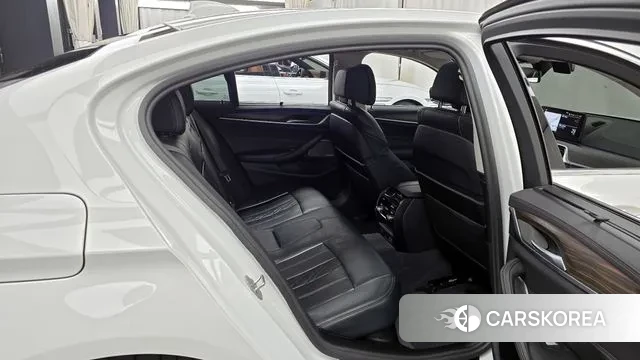 BMW 5 Series (G30) 2023 Белый из Кореи, фото 3