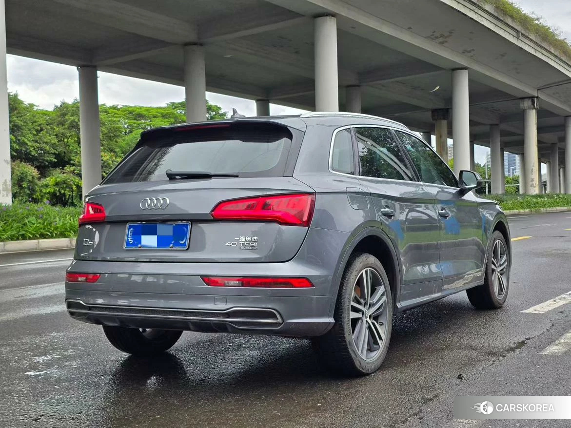 Audi Q5L 2020 Темно-серый из Китая, фото 3