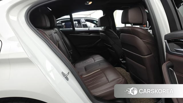 BMW 5 Series (G30) 2023 Белый из Кореи, фото 3