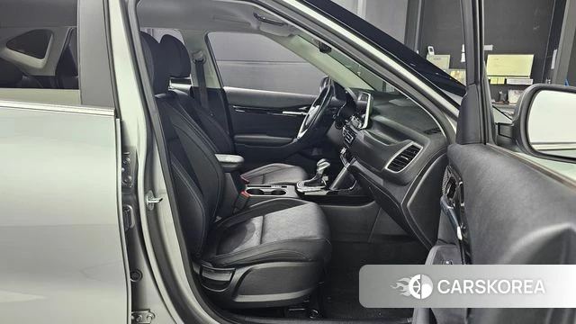 Kia Seltos 2022 Серебристо-серый из Кореи, фото 3