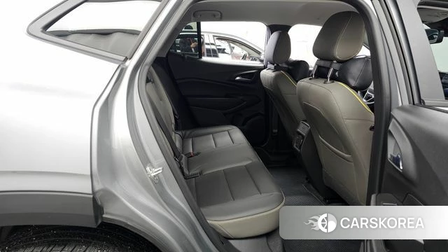 Chevrolet (GM Daewoo) Trax Crossover 2024 Серебристо-серый из Кореи, фото 3