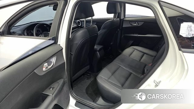 Kia The New K3 2nd generation 2023 Белый из Кореи, фото 3