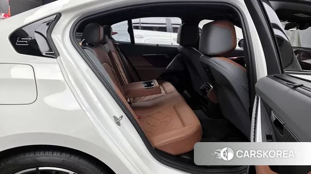 BMW 5 Series (G60) 2023 Белый из Кореи, фото 3