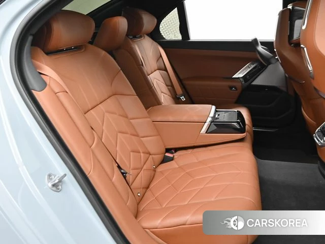 BMW 7 Series (G70) 2024 Серебристо-серый из Кореи, фото 3