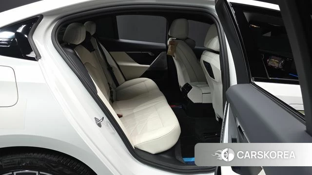 BMW 5 Series (G60) 2024 Белый из Кореи, фото 3