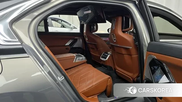 BMW 7 Series (G70) 2025 Серебряный двухцветный из Кореи, фото 3