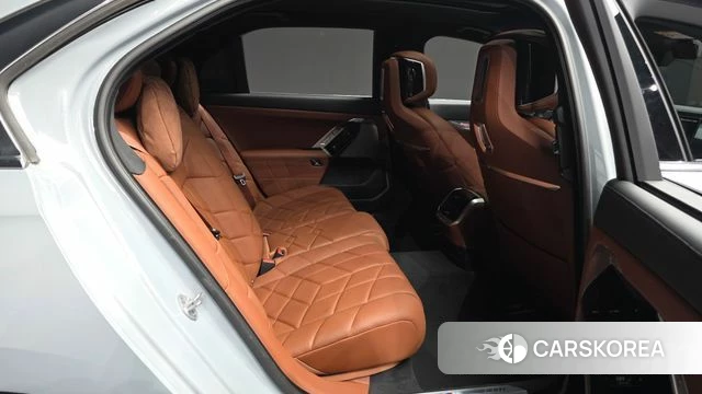 BMW 7 Series (G70) 2025 Серебристо-серый из Кореи, фото 3