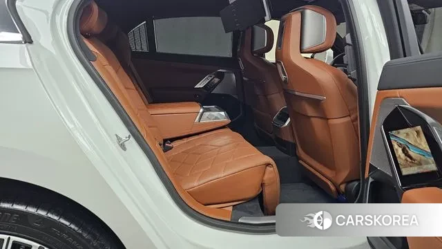 BMW 7 Series (G70) 2023 Белый из Кореи, фото 3