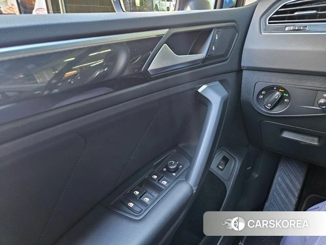 Volkswagen Tiguan second Generation 2019 Белый из Кореи, фото 3