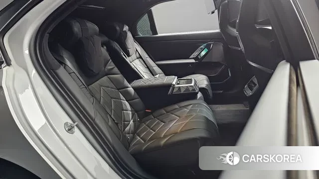 BMW 7 Series (G70) 2023 Белый из Кореи, фото 3