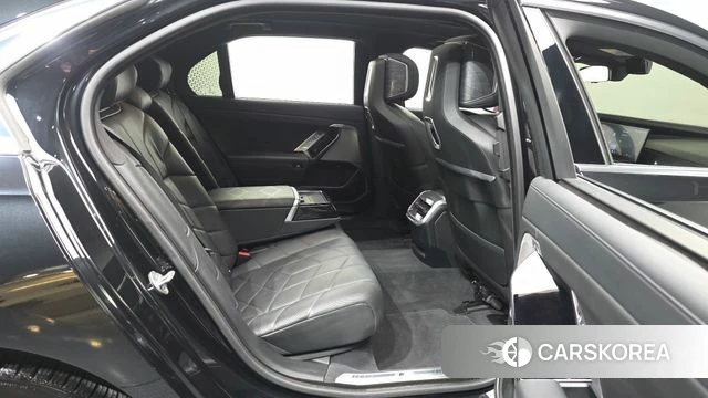 BMW 7 Series (G70) 2024 Черный из Кореи, фото 3