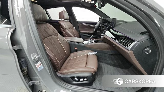 BMW 5 Series (G30) 2022 Серебристо-серый из Кореи, фото 3