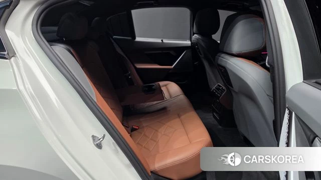 BMW 5 Series (G60) 2025 Белый из Кореи, фото 3