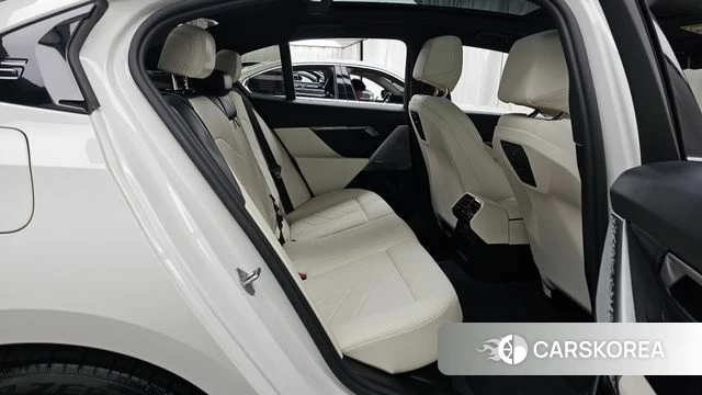 BMW 5 Series (G60) 2025 Белый из Кореи, фото 3