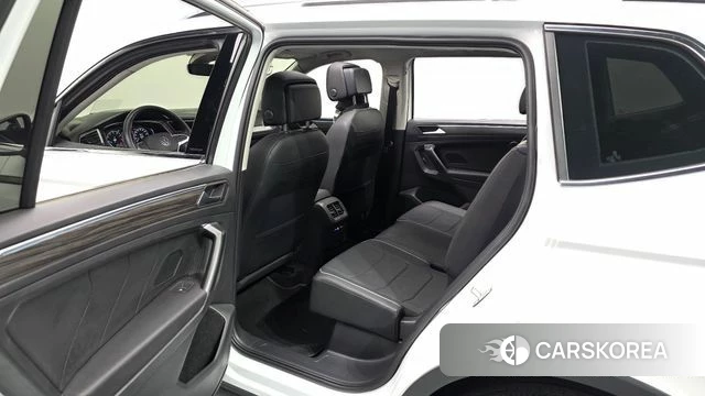 Volkswagen Tiguan Allspace 2023 Белый из Кореи, фото 3