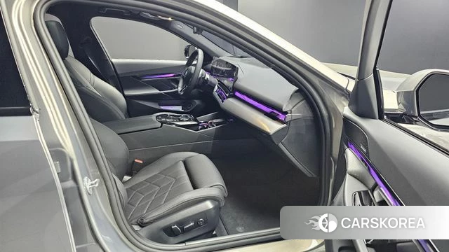 BMW 5 Series (G60) 2025 Серый из Кореи, фото 3