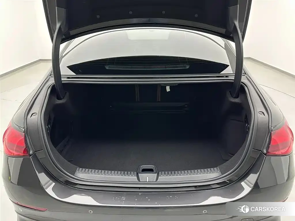 Mercedes-Benz E-Class 2025 Черный из Китая, фото 3