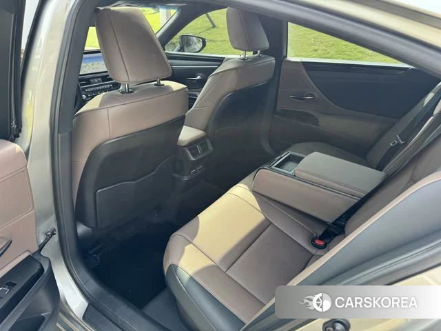 Lexus ES 2023 Серебристо-серый из Китая, фото 3