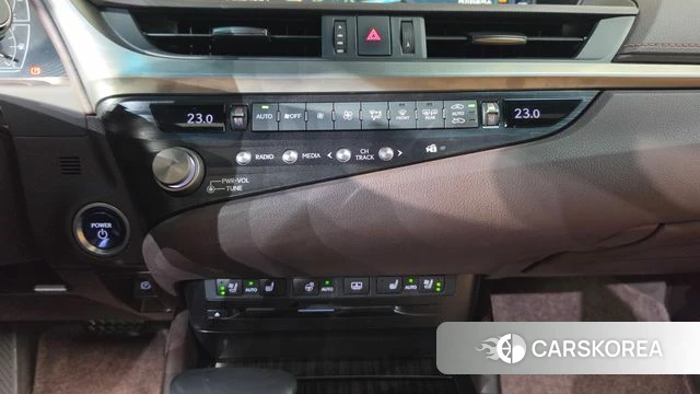Lexus ES300h 7th generation 2020 Белый из Кореи, фото 3